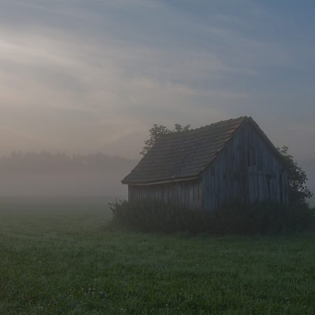 einsame-huette-im-morgennebel-6de75282-9b14-4c90-866b-1c8cce1faba6